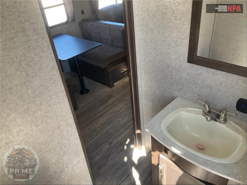 2018 Cherokee By Forest River M-315TBH8 ARCTIC WOLF FIFTH WHEEL SERIES — фото 24