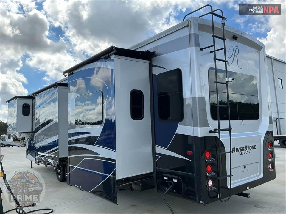 2022 Riverstone M-442MC - LEGACY FIFTH WHEEL SERIES — фото 3