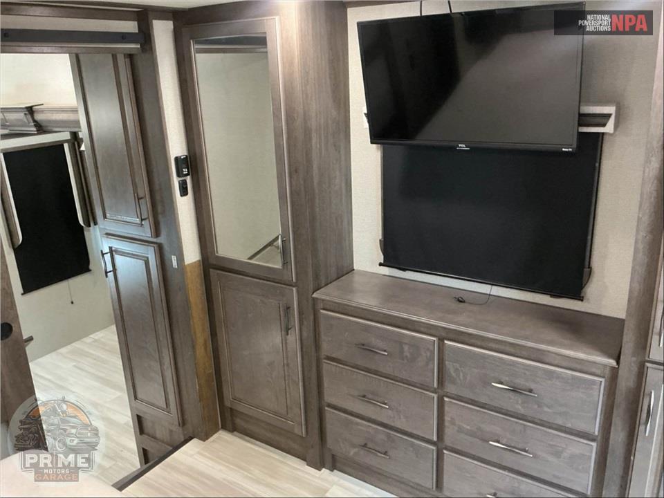 2022 Grand Design Recreational Vehicles M-380FL - SOLITUDE FIFTH WHEEL SERIES — фото 12