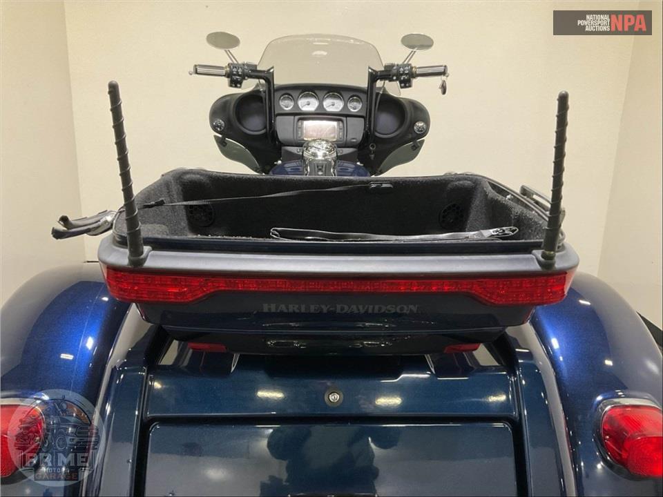 2014 Harley-Davidson FLHTCUTG TRIGLIDE ULTRA CLASSIC — фото 25