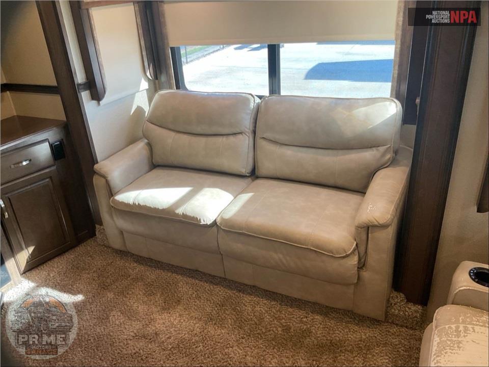 2017 Grand Design Recreational Vehicles M-375RES - SOLITUDE FIFTH WHEEL SERIES — фото 14
