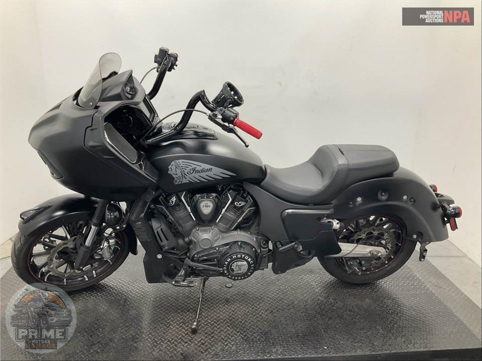 2021 Indian Motorcycle CHALLENGER DARK HORSE (BLACK/BRONZE SMOKE) — фото 3