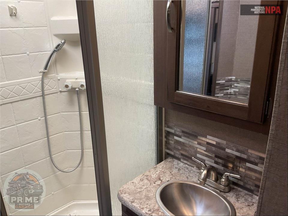 2018 Thor Motor Coach M-31E E450-V10 - FOUR WINDS SERIES — фото 33