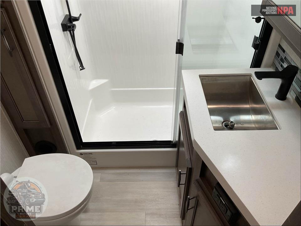 2022 Grand Design Recreational Vehicles M-3740BH - SOLITUDE S-CLASS FIFTH WHEEL SERIES — фото 16
