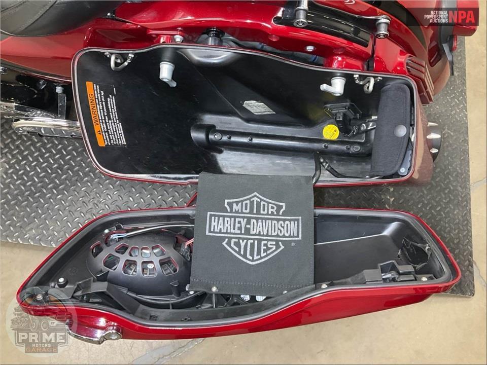 2017 Harley-Davidson FLHXSE CVO STREET GLIDE — фото 21