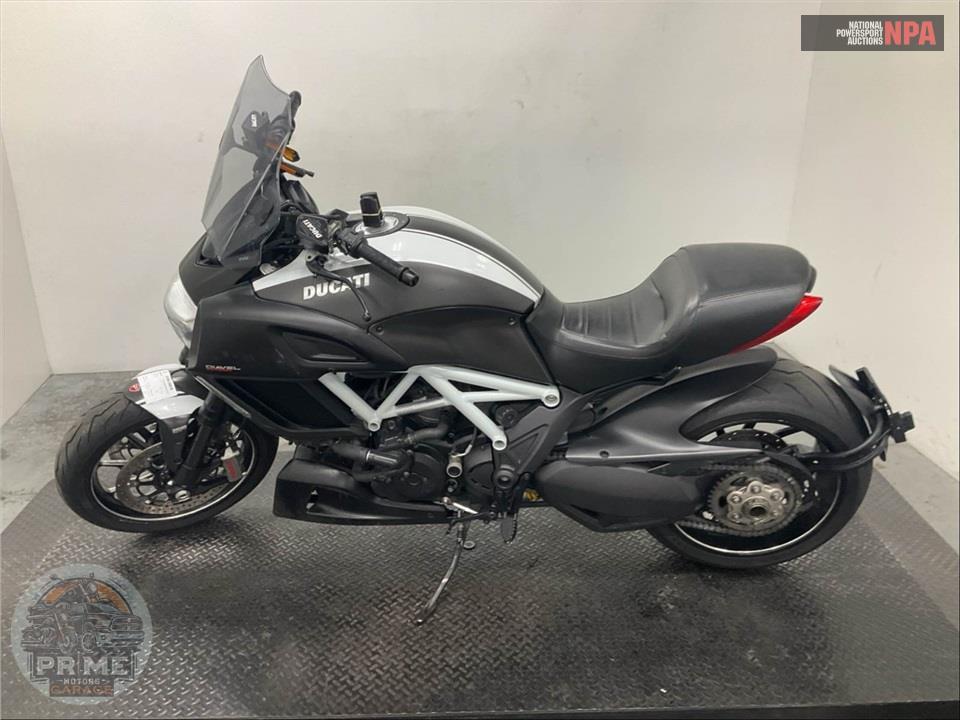 2015 Ducati DIAVEL CARBON WHITE — фото 3
