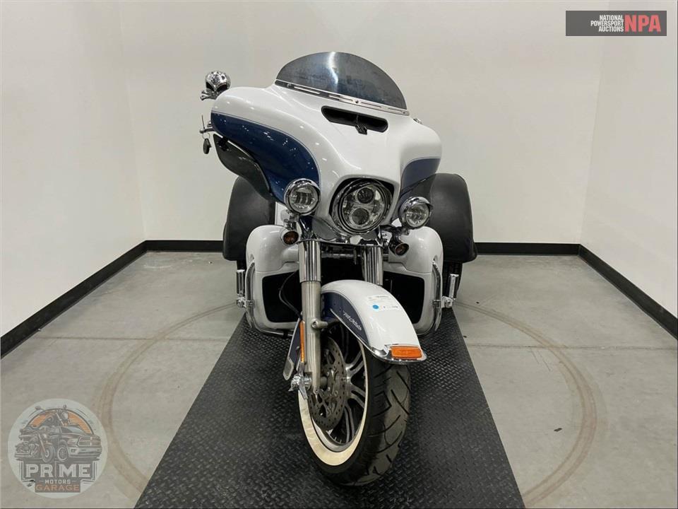 2015 Harley-Davidson FLHTCUTG TRIGLIDE ULTRA CLASSIC — фото 2