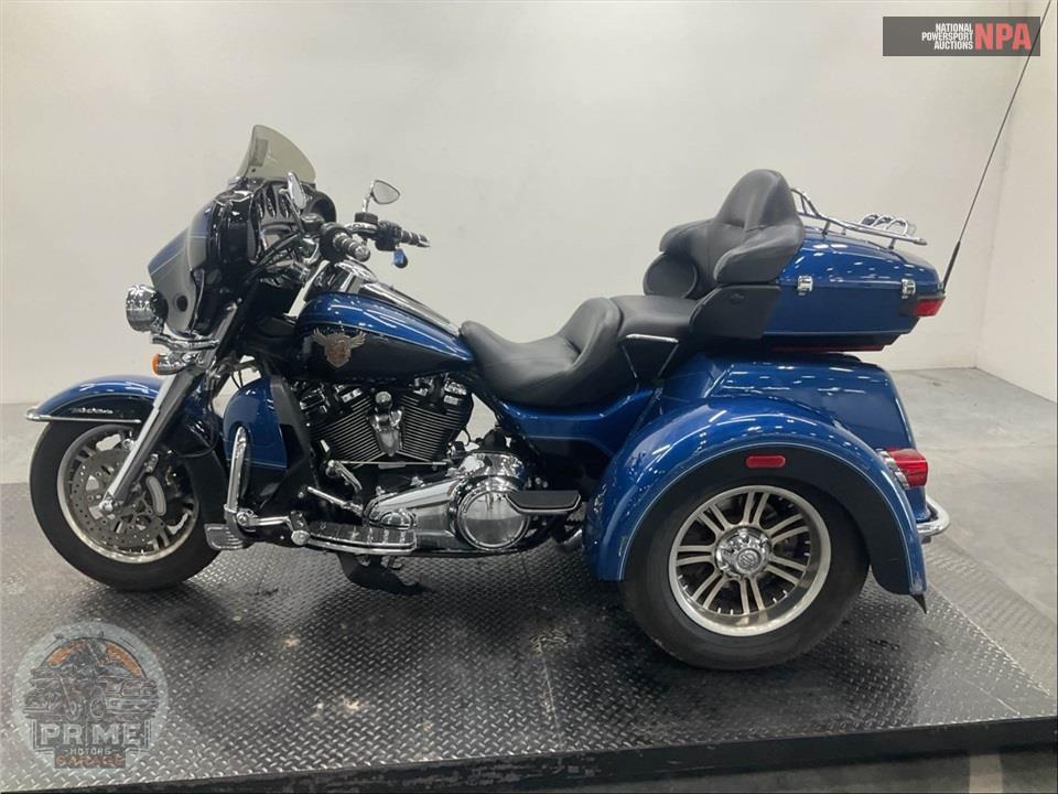2018 Harley-Davidson FLHTCUTG TRI GLIDE ULTRA ANNIVERSARY — фото 3