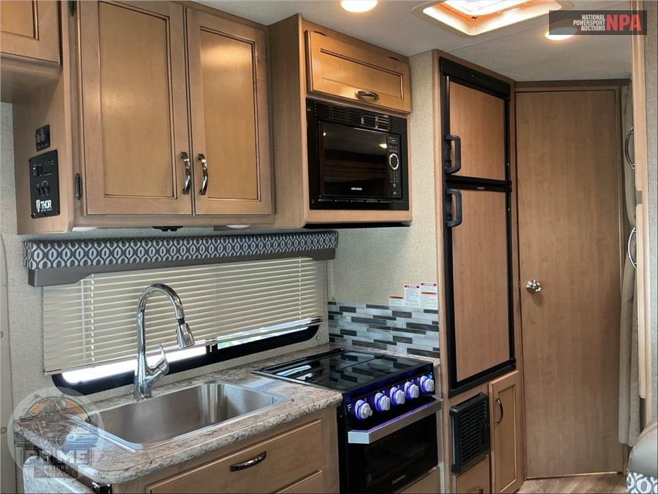 2019 Thor Motor Coach M-22FE E350-V10 - FREEDOM ELITE SERIES — фото 8