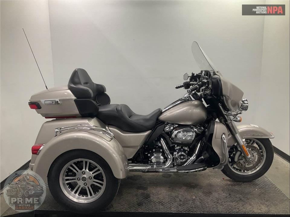 2018 Harley-Davidson FLHTCUTG TRI GLIDE ULTRA — фото 1