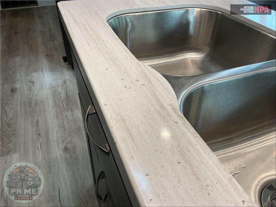2021 Cedar Creek M-37MBH - SILVERBACK FIFTH WHEEL SERIES — фото 17