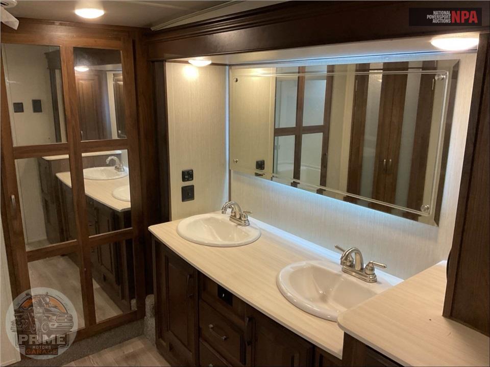 2019 Palomino By Forest River M-383FBC - COMPASS FIFTH WHEEL SERIES — фото 13