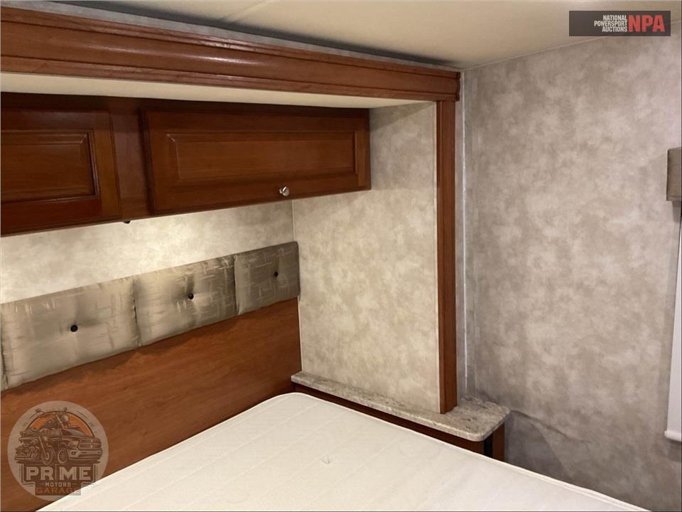 2019 Winnebago M-32YE FORD - VISTA SERIES — фото 19