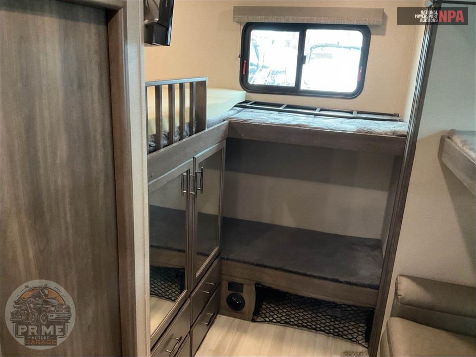 2022 Grand Design Recreational Vehicles M-3740BH - SOLITUDE S-CLASS FIFTH WHEEL SERIES — фото 13