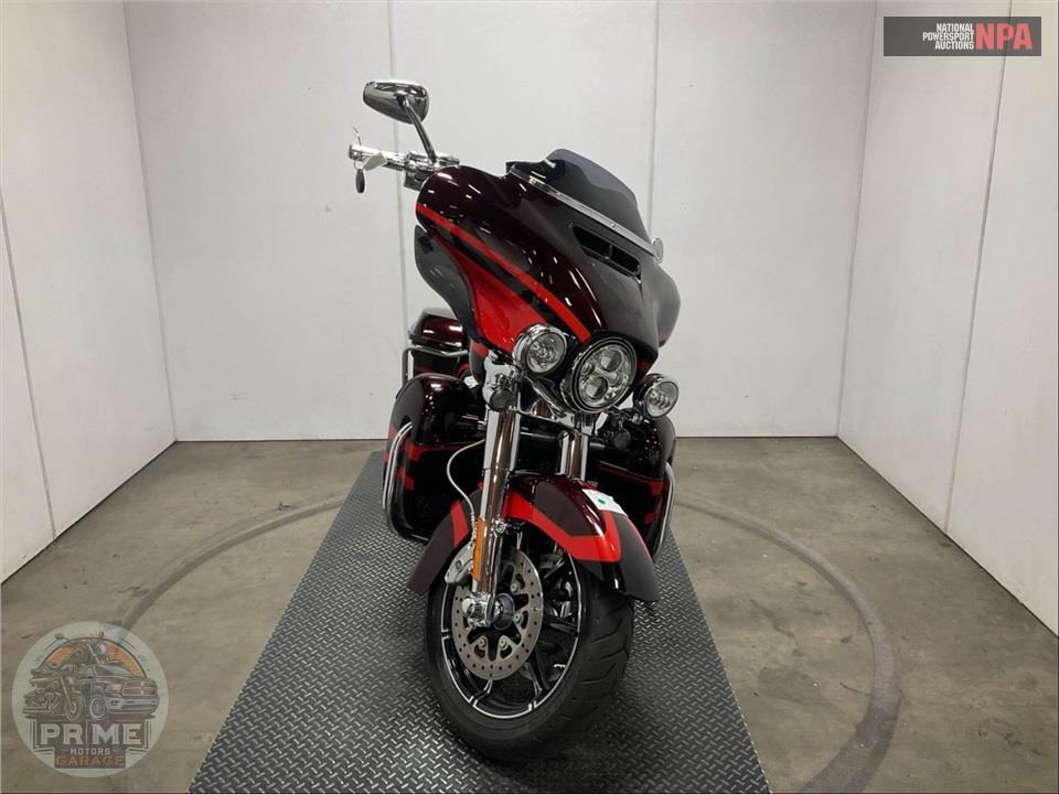 2017 Harley-Davidson FLHTKSE CVO ULTRA LIMITED — фото 2