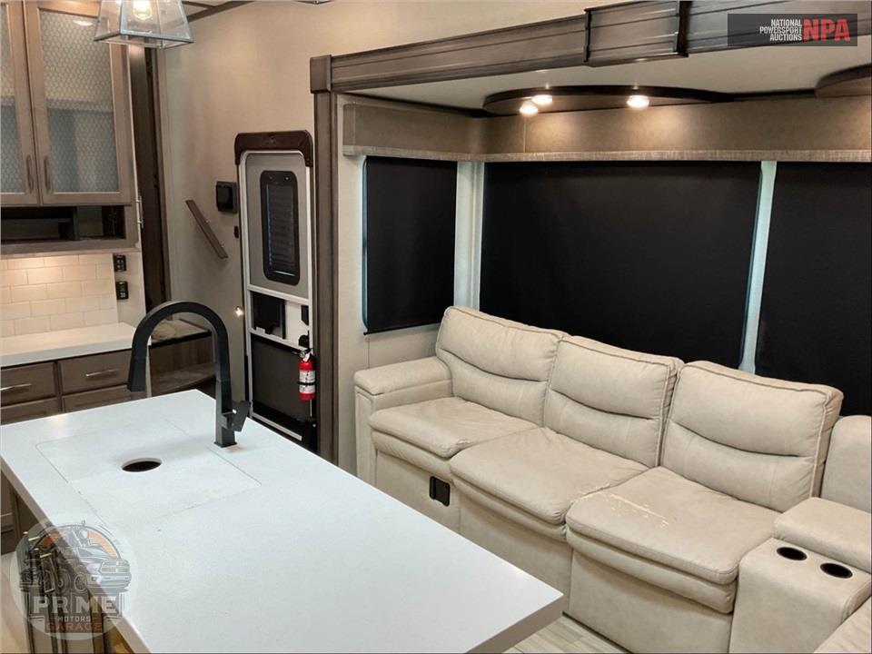 2022 Grand Design Recreational Vehicles M-3740BH - SOLITUDE S-CLASS FIFTH WHEEL SERIES — фото 8