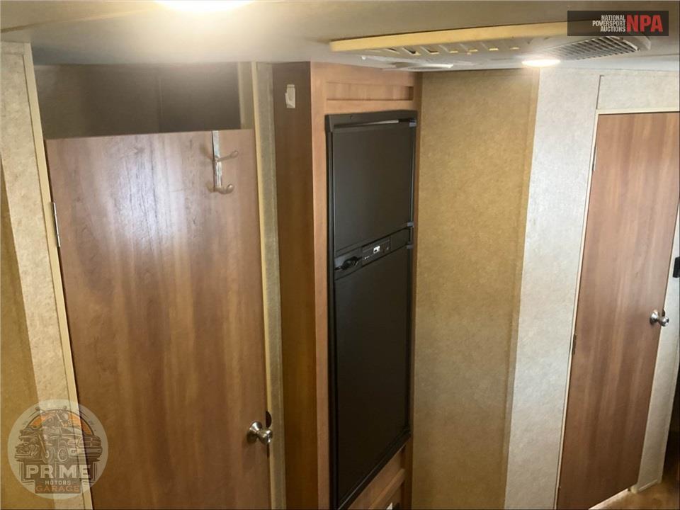 2017 Coachmen By Forest River M-22 TH - CATALINA TRAIL BLAZER TOY HAULER SERIES — фото 9