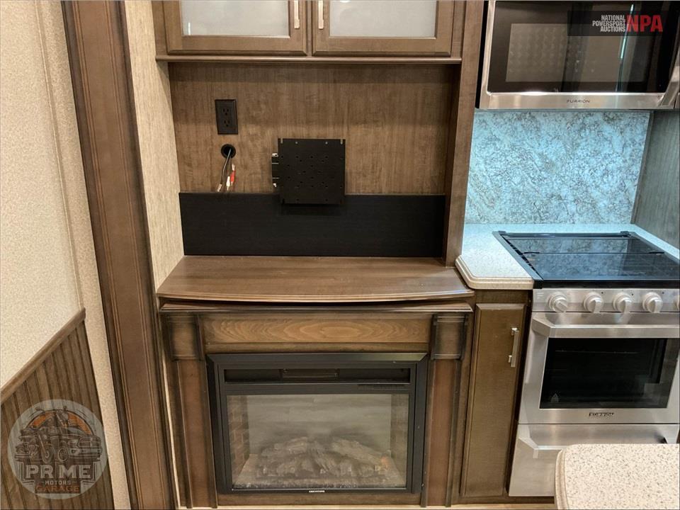 2021 Grand Design Recreational Vehicles M-3950BH - SOLITUDE S-CLASS FIFTH WHEEL SERIES — фото 21