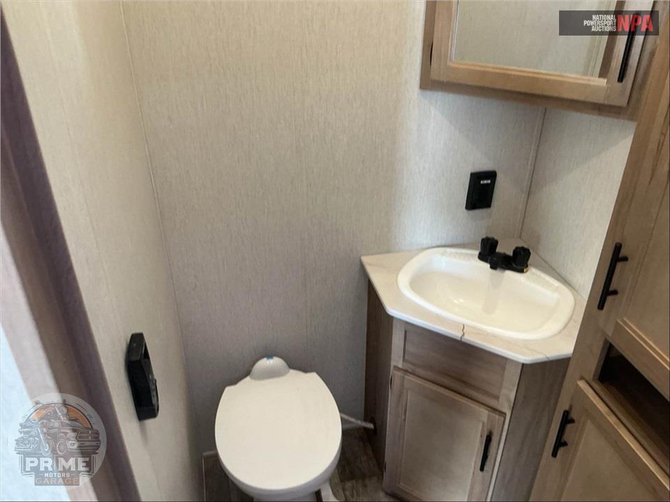 2023 Cherokee By Forest River M-3910SUITE - ARCTIC WOLF FIFTH WHEEL SERIES — фото 18