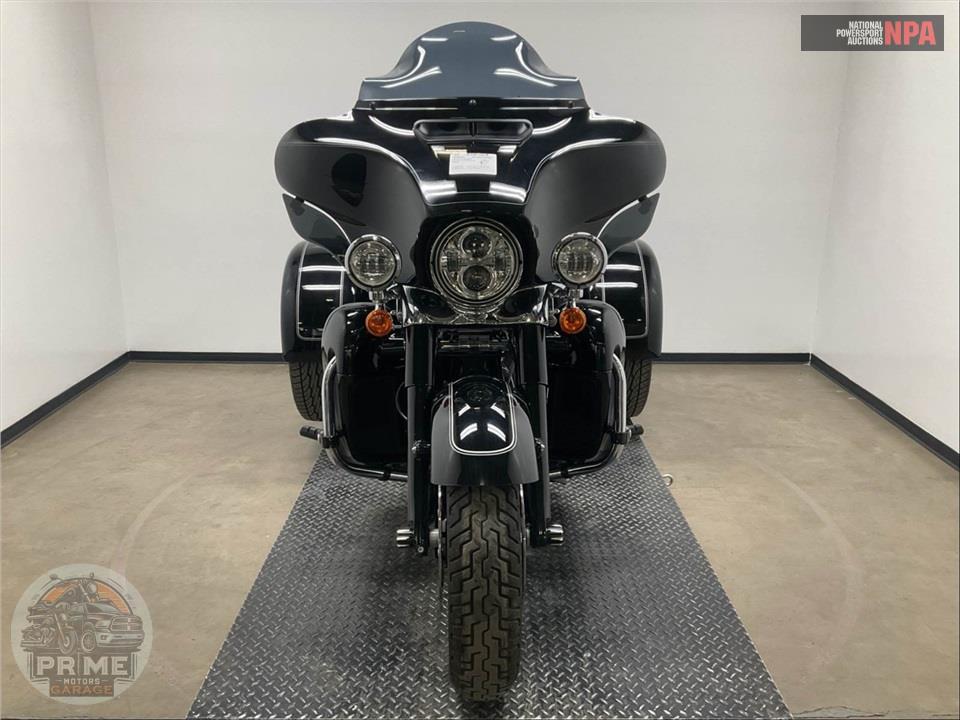 2023 Harley-Davidson FLHTCUTG TRI GLIDE ULTRA CLASSIC — фото 2