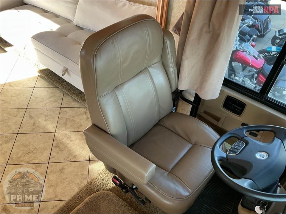 2011 Winnebago M-35P-FORD - ADVENTURER SERIES — фото 18