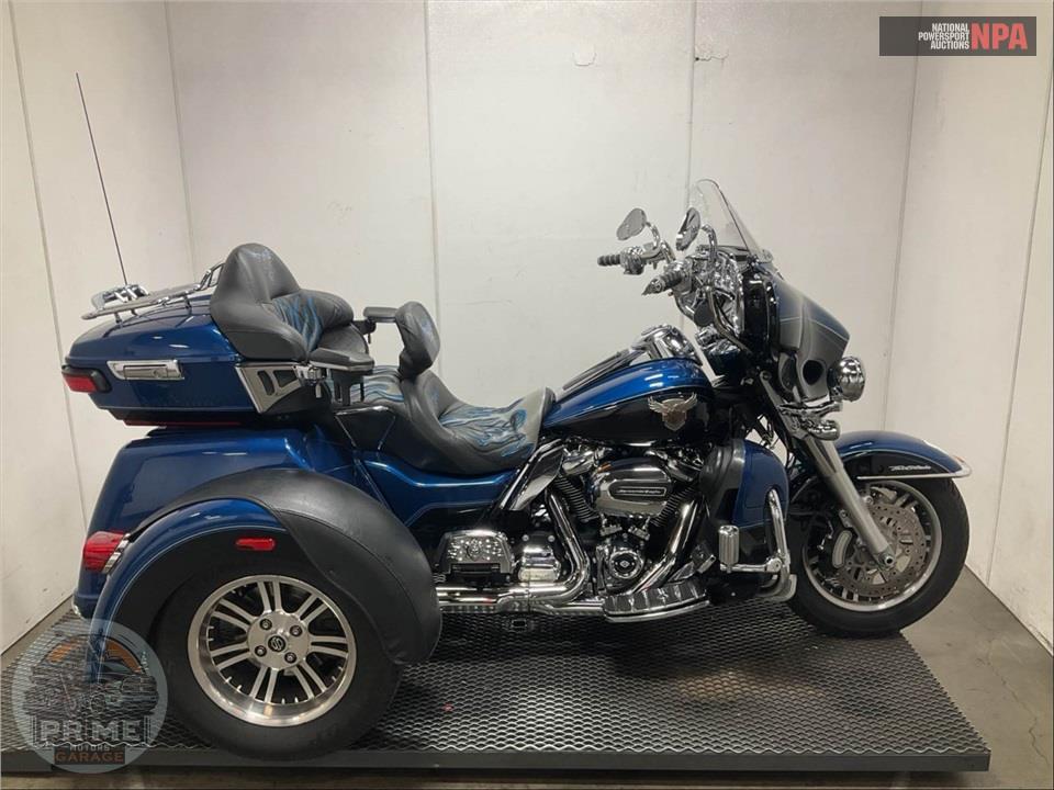 2018 Harley-Davidson FLHTCUTG TRI GLIDE ULTRA ANNIVERSARY — фото 1
