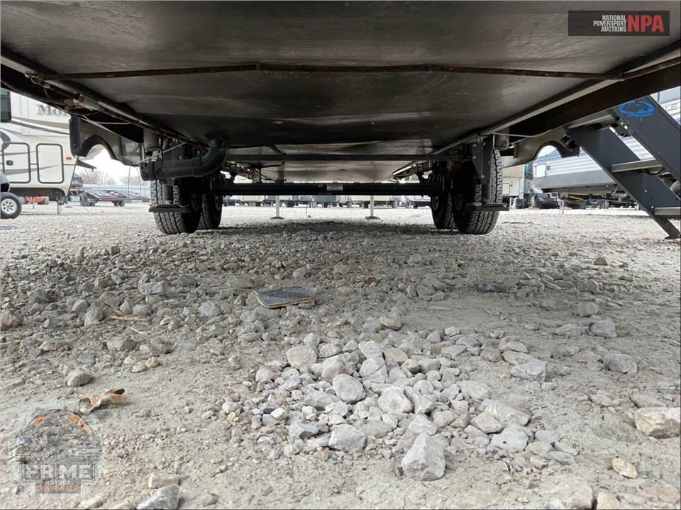 2019 Cherokee By Forest River M-305ML6 ARCTIC WOLF FIFTH WHEEL SERIES — фото 33