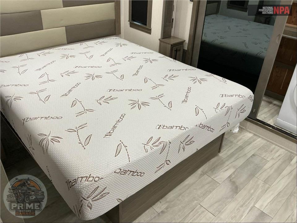 2022 Riverstone M-442MC - LEGACY FIFTH WHEEL SERIES — фото 10