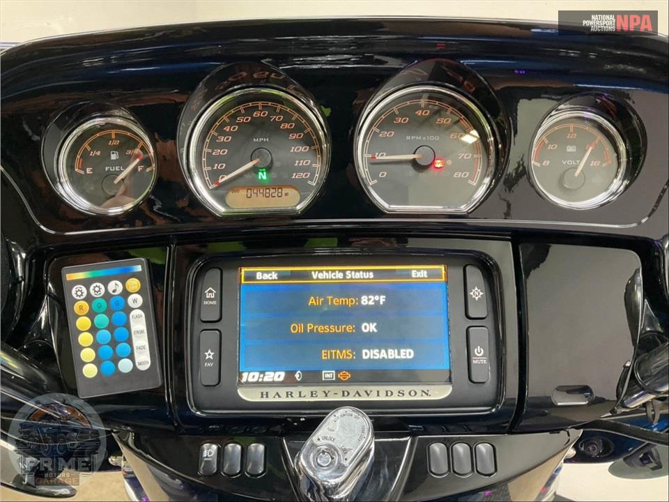 2018 Harley-Davidson FLHTCUTG TRI GLIDE ULTRA ANNIVERSARY — фото 5