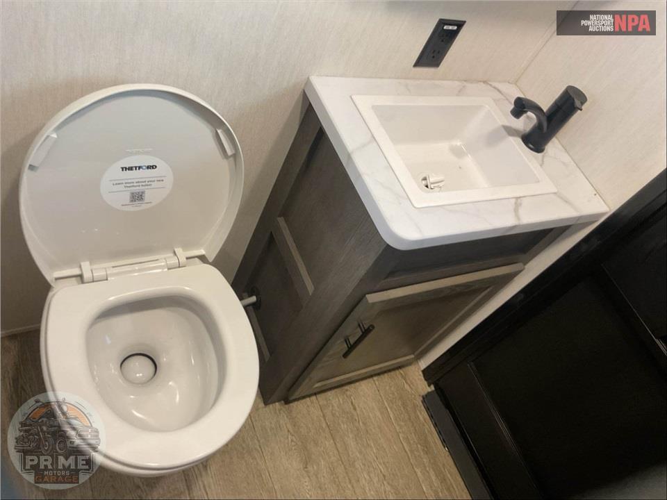 2025 Cherokee By Forest River M -3850SUITE - ARCTIC WOLF FIFTH WHEEL SERIES — фото 14