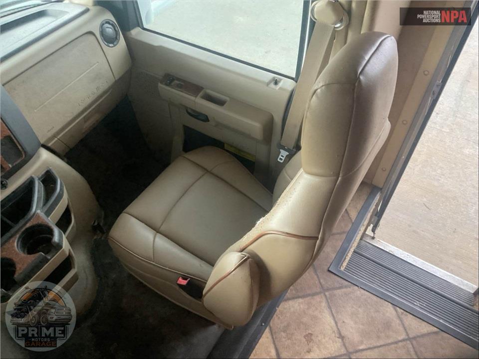 2013 Thor Motor Coach M-31L E450-V10 - CHATEAU SERIES — фото 16
