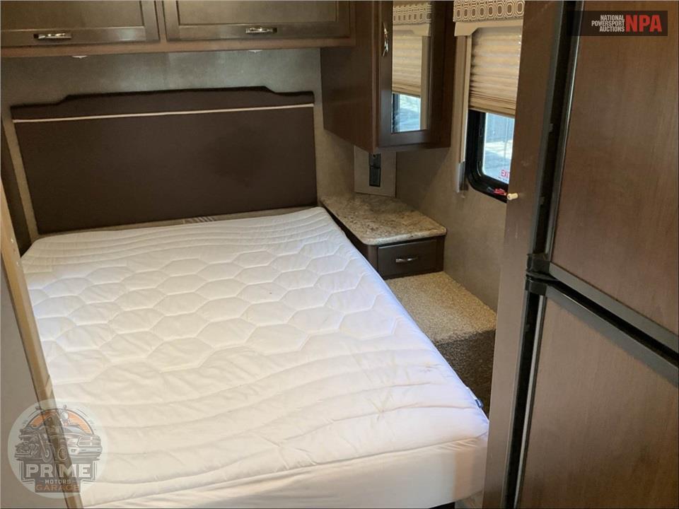 2019 Thor Motor Coach M-28Z E450-V10 - FOUR WINDS SERIES — фото 17
