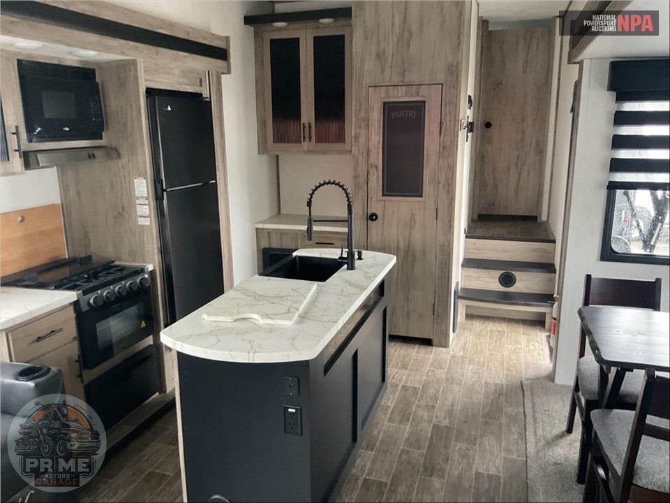 2021 Cherokee By Forest River M-3550SUITE - ARCTIC WOLF FIFTH WHEEL SERIES — фото 9