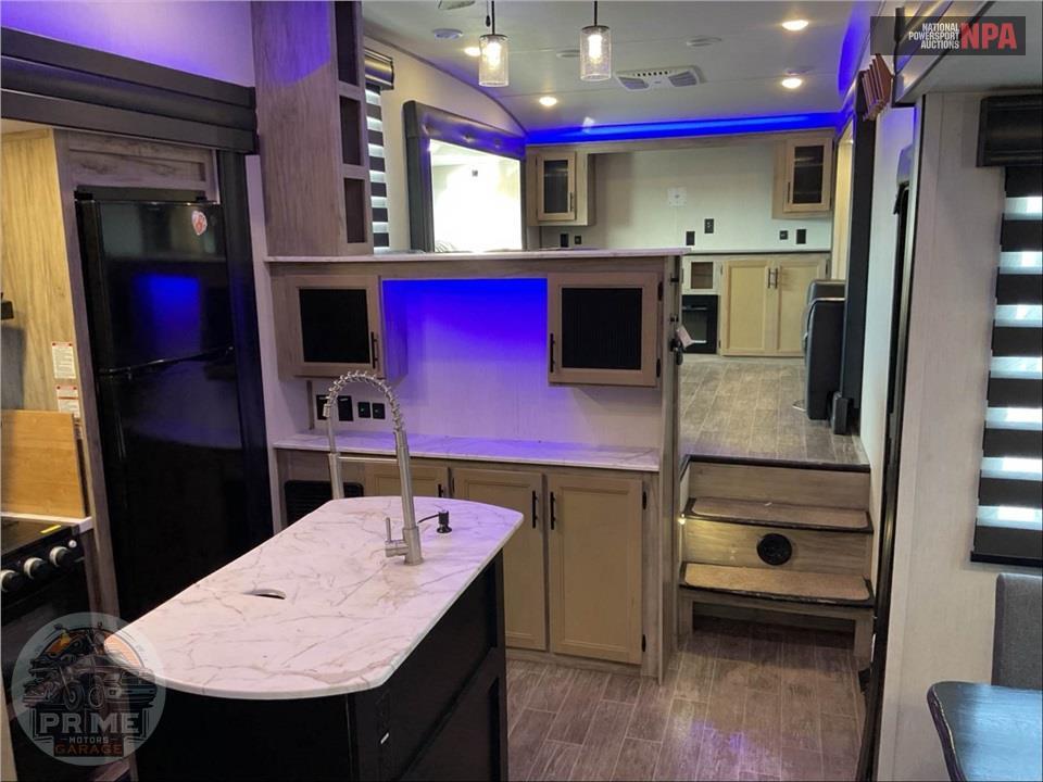 2022 Cherokee By Forest River M-3990SUITE ARCTIC WOLF FIFTH WHEEL SERIES — фото 9