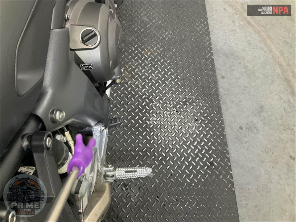 2025 Triumph TRIDENT 660 TRIPLE TRIBUTE EDITION — фото 25