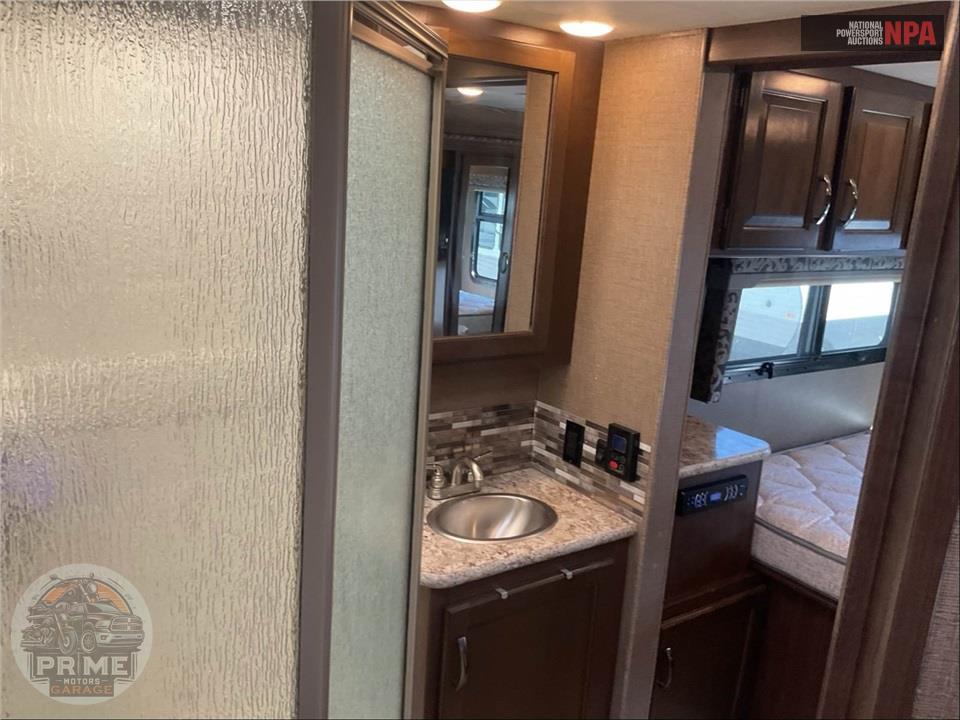 2018 Thor Motor Coach M-31E E450-V10 - FOUR WINDS SERIES — фото 32