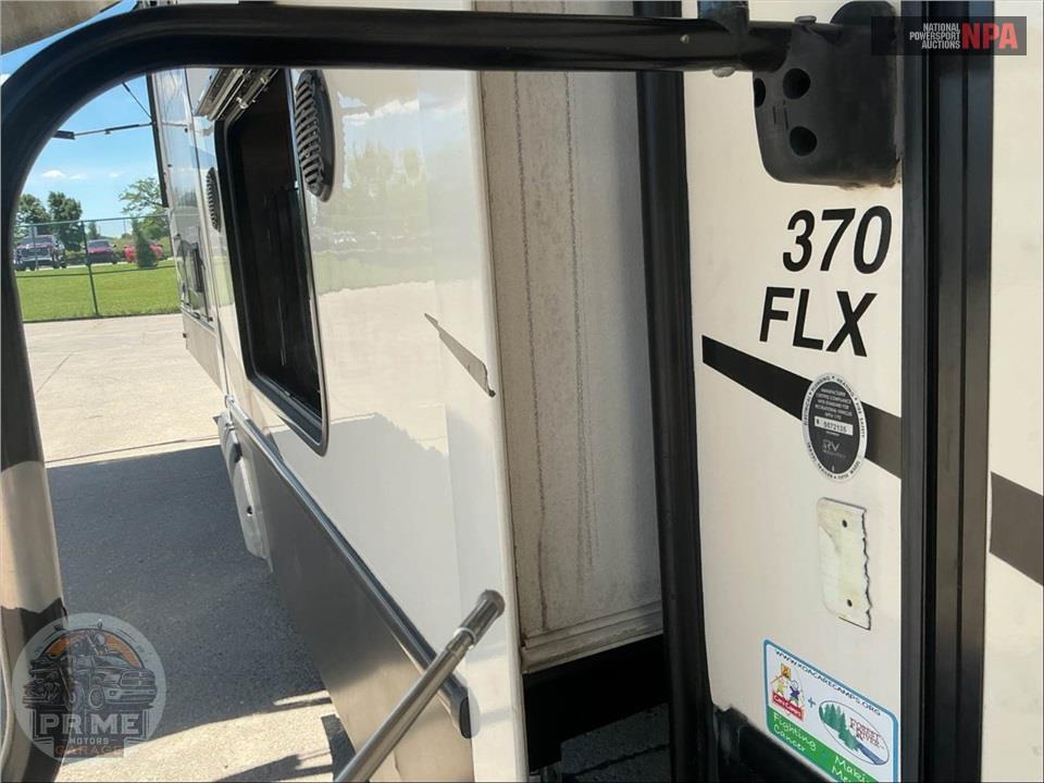 2020 Cardinal By Forest River M-370FLX - LUXURY FIFTH WHEEL SERIES — фото 25