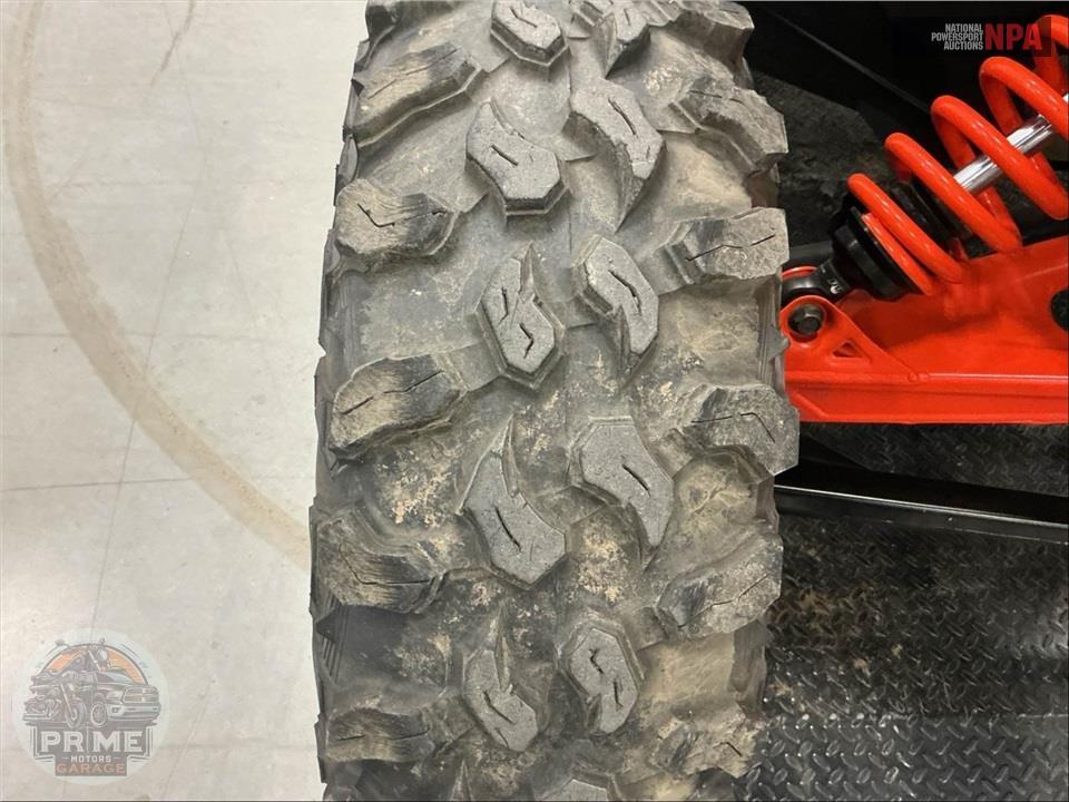 2022 Can-Am MAVERICK X3 X RS TURBO RR (DESERT TAN & CARBON BLACK RED) — фото 26