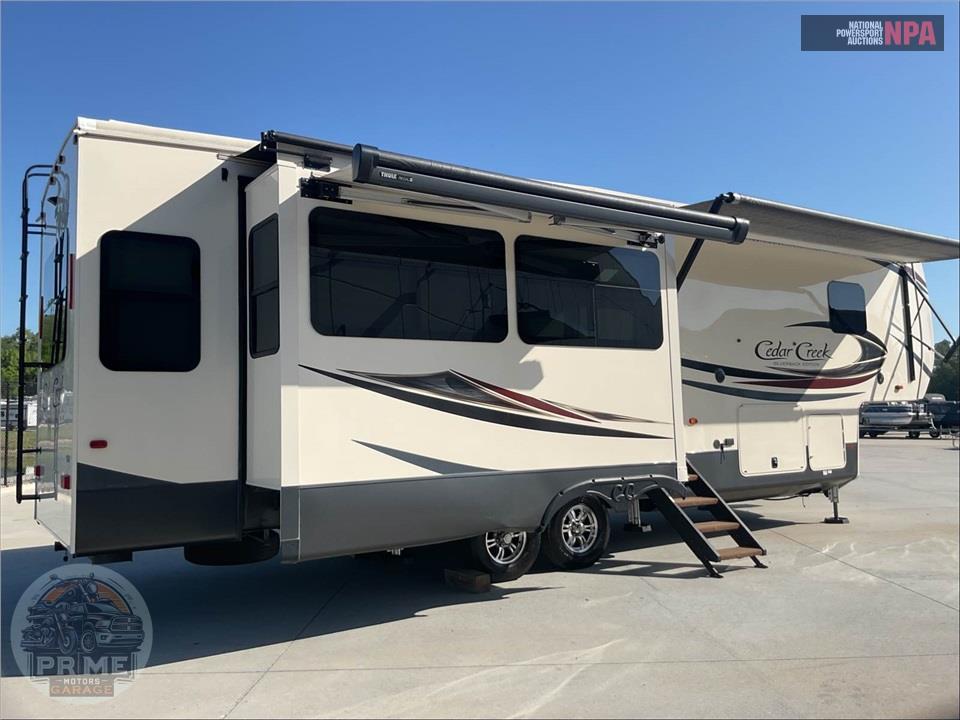 2020 Cedar Creek M-31IK - SILVERBACK FIFTH WHEEL SERIES — фото 4