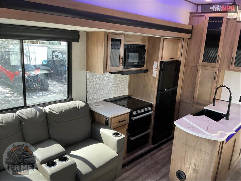 2023 Cherokee By Forest River M-3660SUITE - ARCTIC WOLF FIFTH WHEEL SERIES — фото 9
