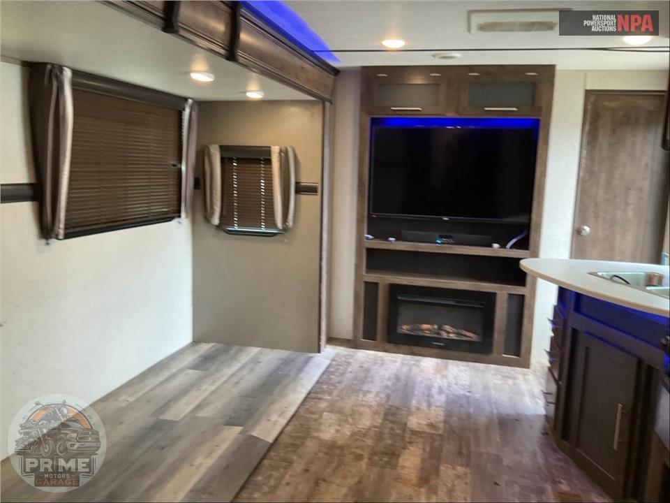 2019 Crossroads Rv M-32 FB - VOLANTE SERIES — фото 9
