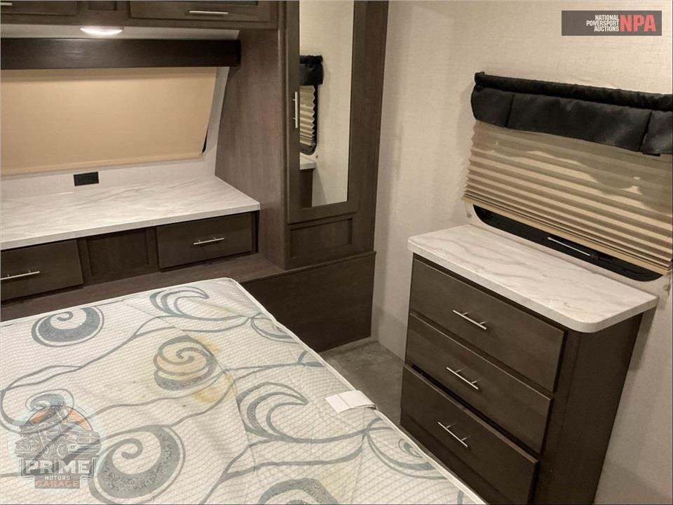2018 Crossroads Rv M-33 CK - SUNSET TRAIL GRAND RESERVE SERIES — фото 11