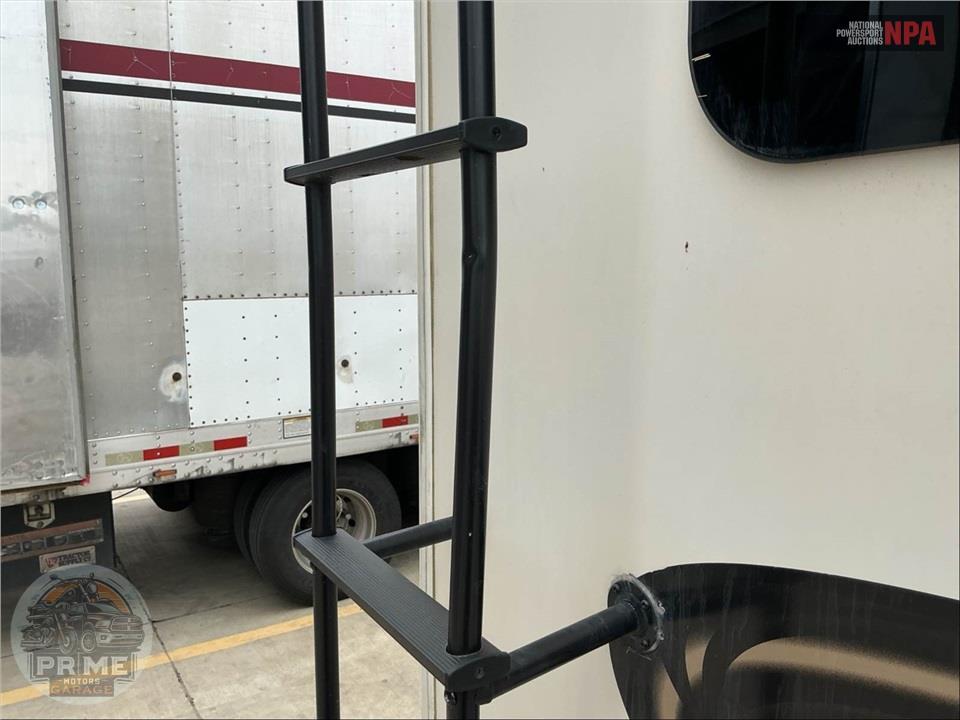 2017 Cedar Creek M-37MBH - SILVERBACK FIFTH WHEEL SERIES — фото 44