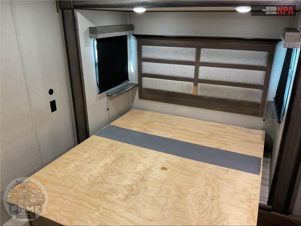 2022 Grand Design Recreational Vehicles M-3740BH - SOLITUDE S-CLASS FIFTH WHEEL SERIES — фото 12