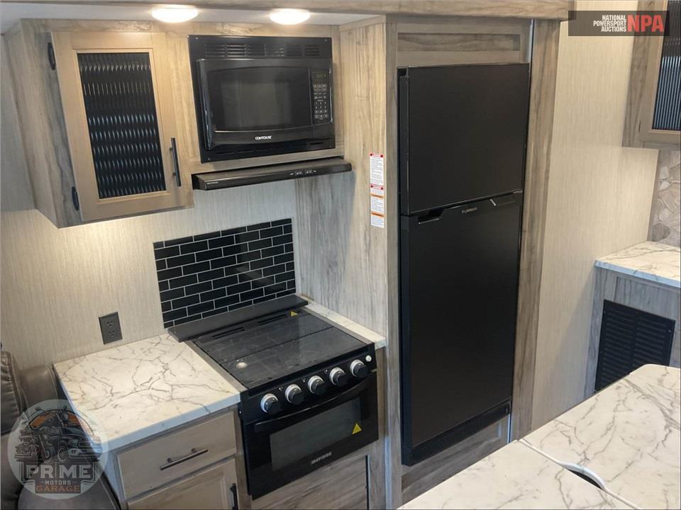 2021 Cherokee By Forest River M-3550SUITE - ARCTIC WOLF FIFTH WHEEL SERIES — фото 15