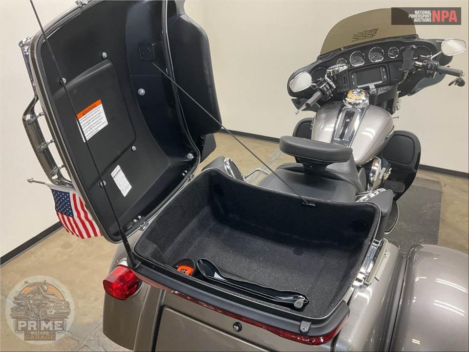 2016 Harley-Davidson FLHTCUTG TRIGLIDE ULTRA CLASSIC — фото 21