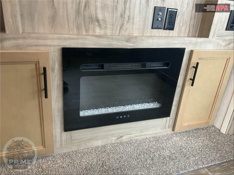 2021 Cherokee By Forest River M-3550SUITE - ARCTIC WOLF FIFTH WHEEL SERIES — фото 19