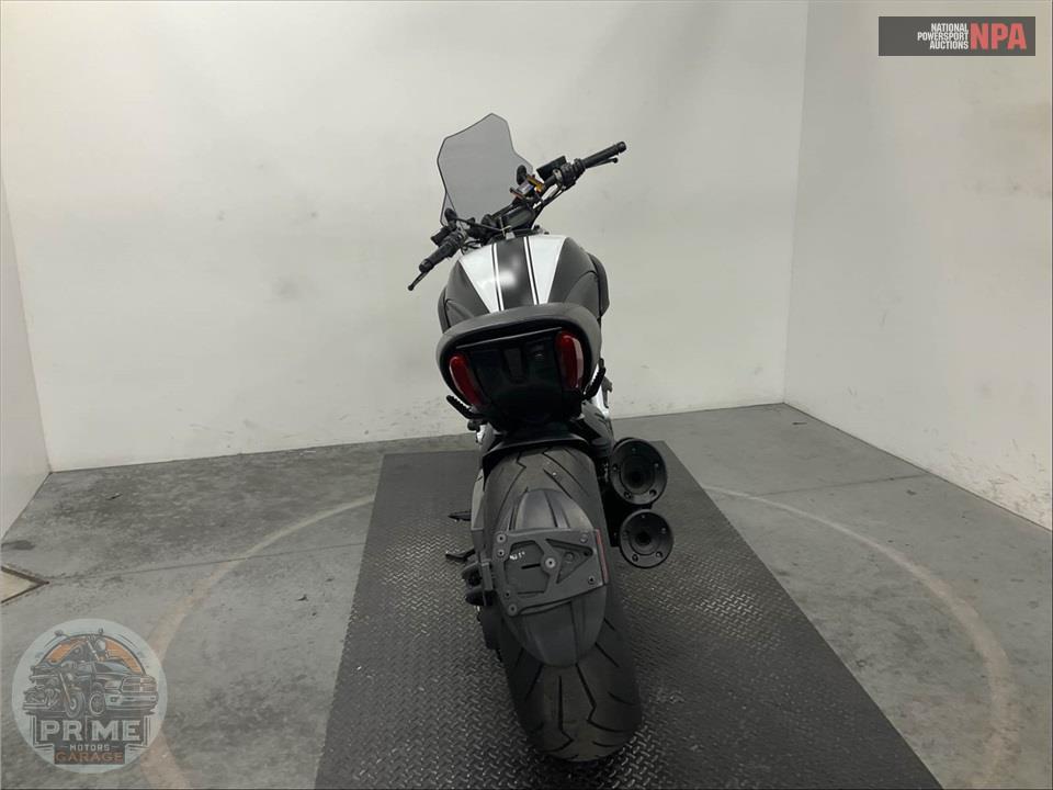 2015 Ducati DIAVEL CARBON WHITE — фото 4