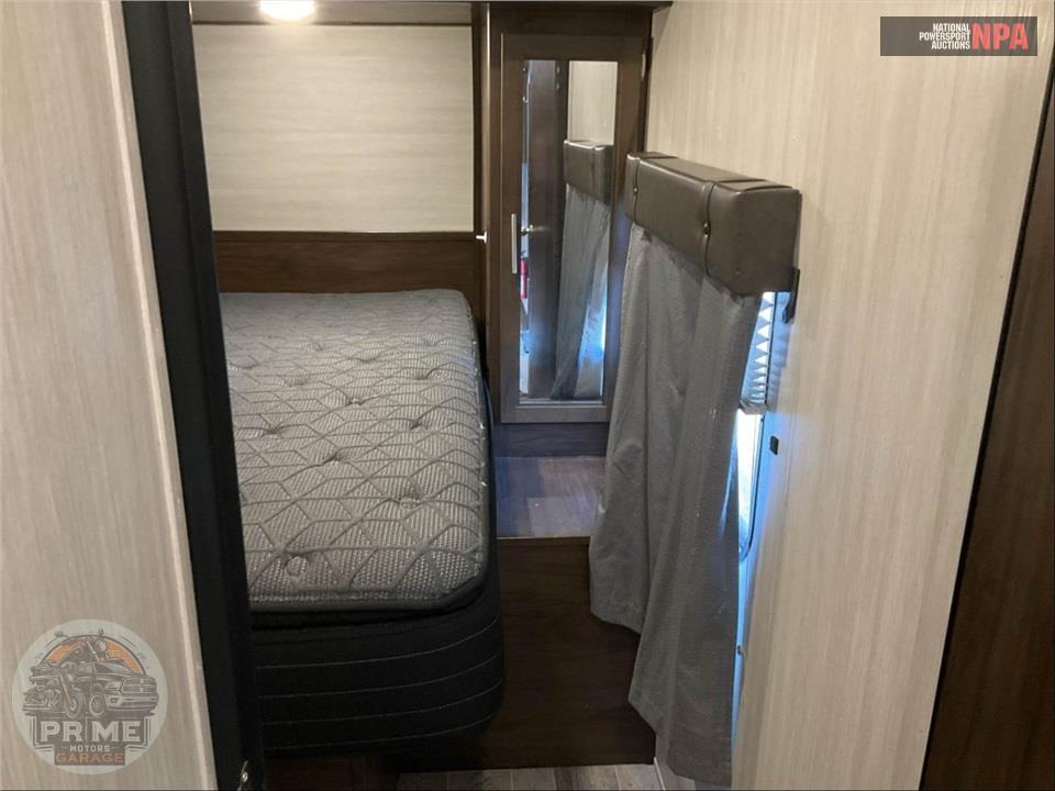 2019 Cherokee By Forest River M-23GOLD15 WOLF PACK TOY HAULER SERIES — фото 10