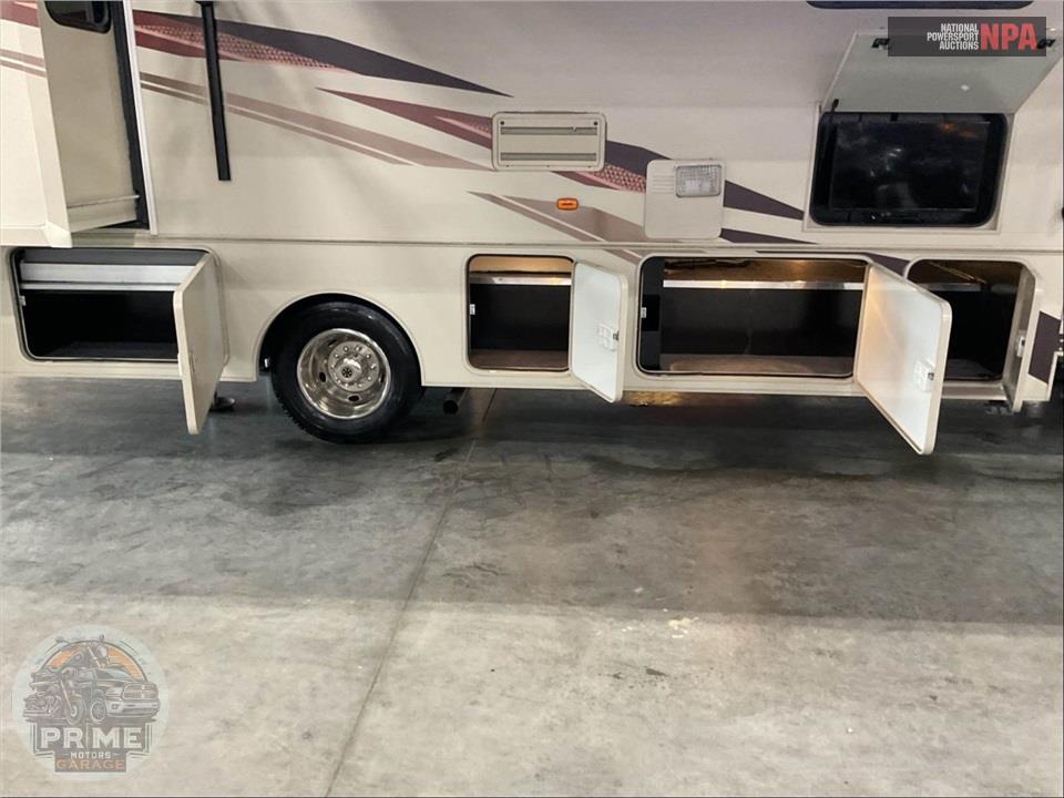 2019 Winnebago M-32YE FORD - VISTA SERIES — фото 54